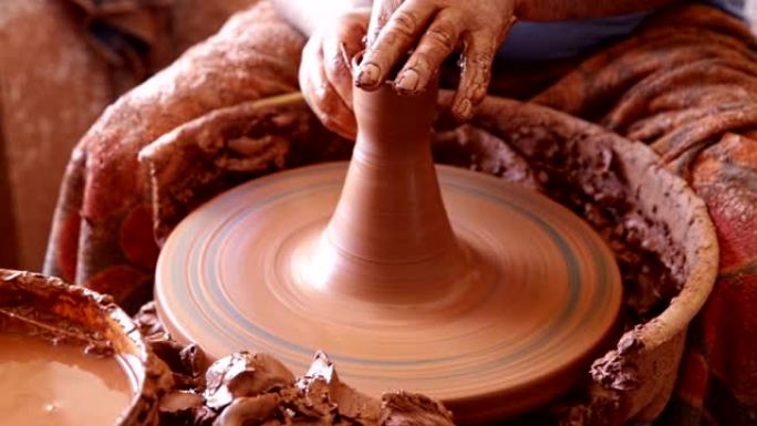 陶工之手制作了一个粘土壶
