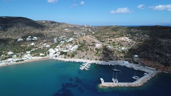 希腊基克拉泽斯的西夫诺斯岛上的普拉提斯村从空中