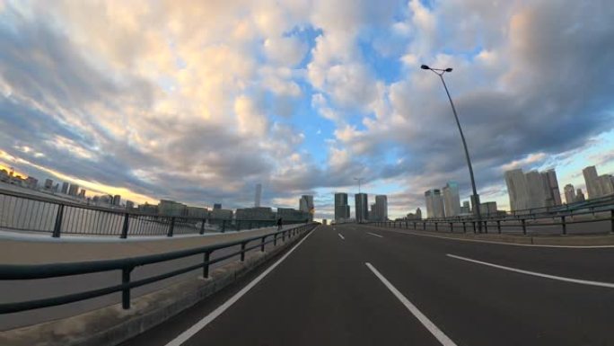 日落时开车穿过桥行驶高速公路交通