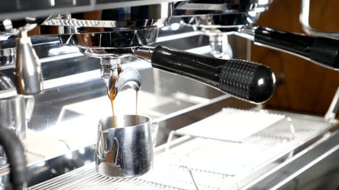 咖啡屋。用咖啡浓缩咖啡机制作新鲜咖啡。慢动作