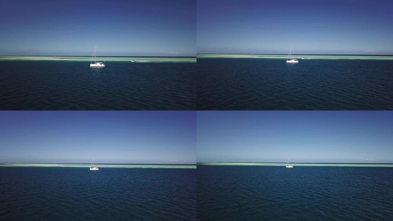 绿松石海岛鸟瞰图上的船只