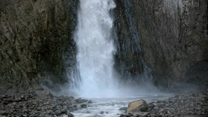 北高加索阴凉处高崖间美丽雄伟的瀑布