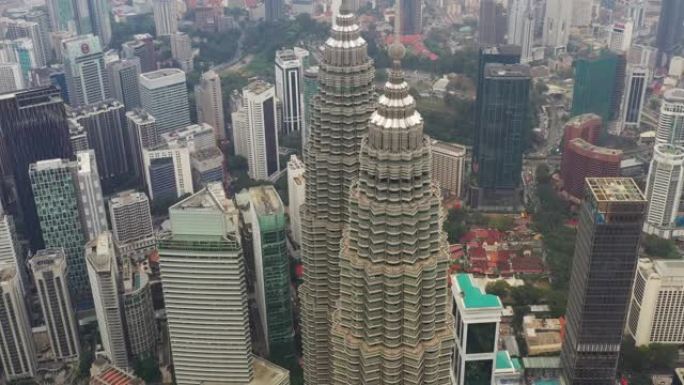 吉隆坡城市日时间市中心著名塔楼顶部空中俯冲全景4k马来西亚