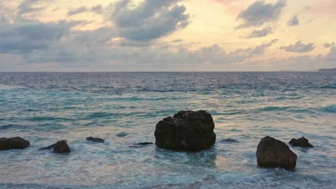 印度尼西亚松巴岛日落时在海滩上岩石4k视频