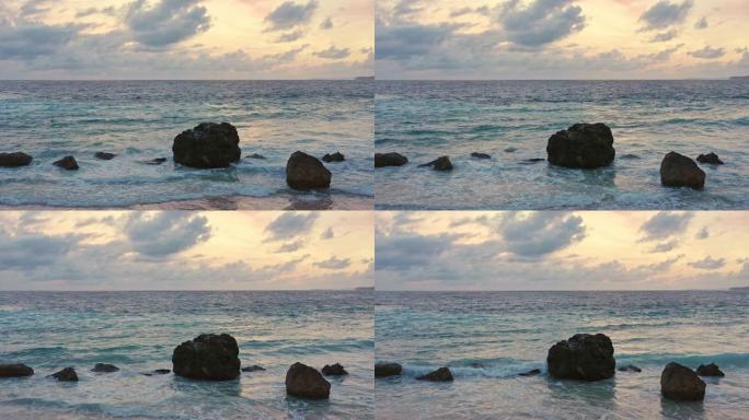 印度尼西亚松巴岛日落时在海滩上岩石4k视频