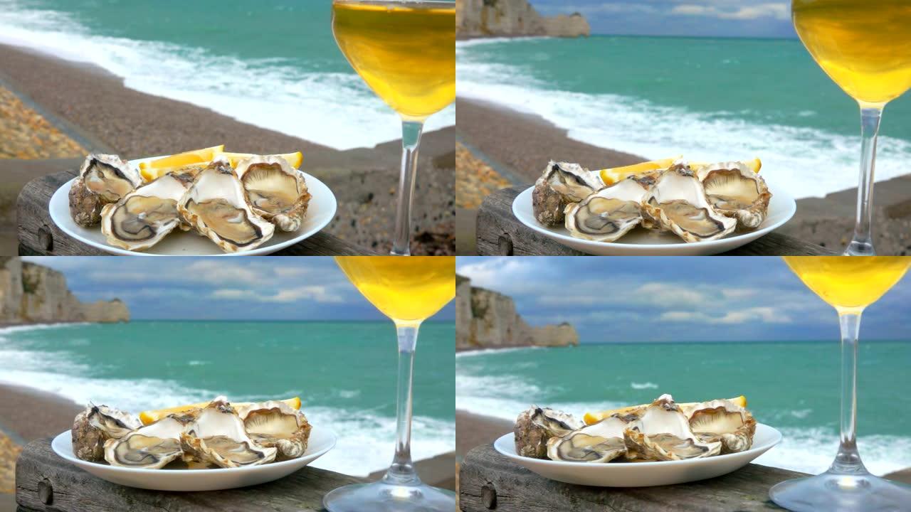 在海洋的背景上放新鲜牡蛎，柠檬和葡萄酒的盘子