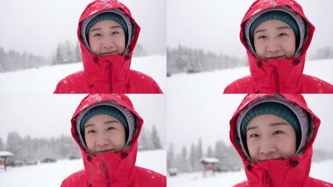 年轻的亚洲妇女在白雪皑皑的公园玩得开心