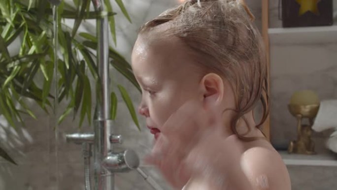 女婴用沐浴泡沫洗脸