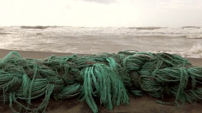 海洋中的塑料废物，大自然用从海中喷出的塑料网的残骸回馈人类的伤害-慢动作射击