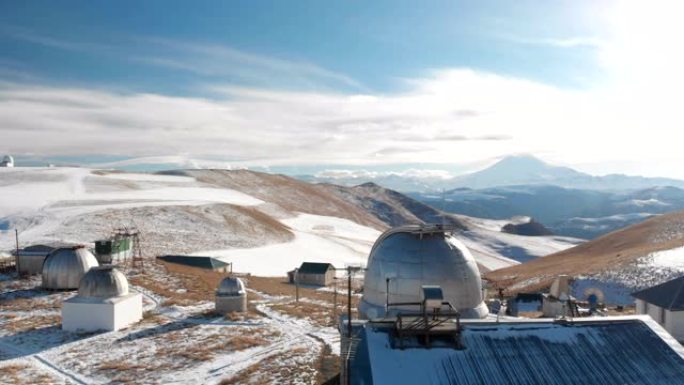 鸟瞰图天文观测站在北高加索深夜以厄尔布鲁士山为背景。
