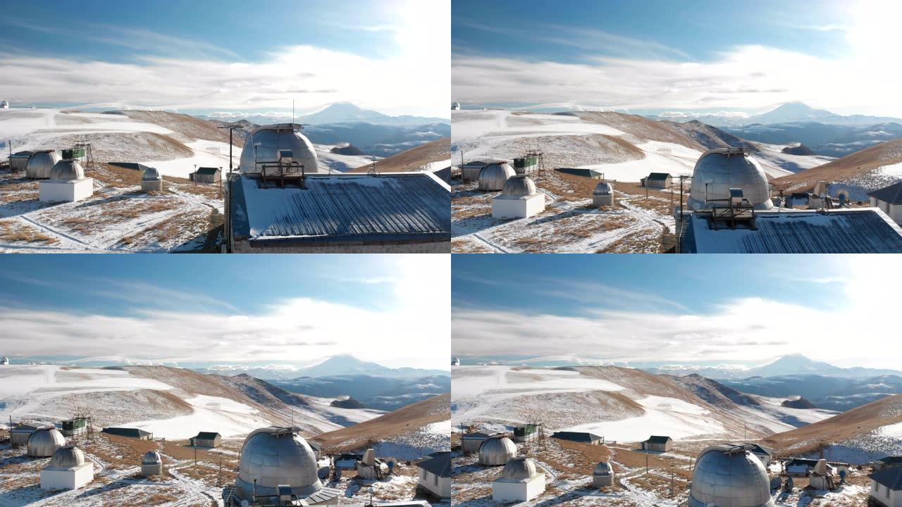 鸟瞰图天文观测站在北高加索深夜以厄尔布鲁士山为背景。