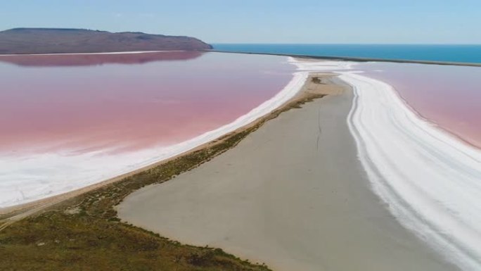 粉红色湖美丽景观的俯视图。射。大自然的外星奇迹-粉红色的水湖。美丽的风景，粉红色的湖，白色的沙子和地