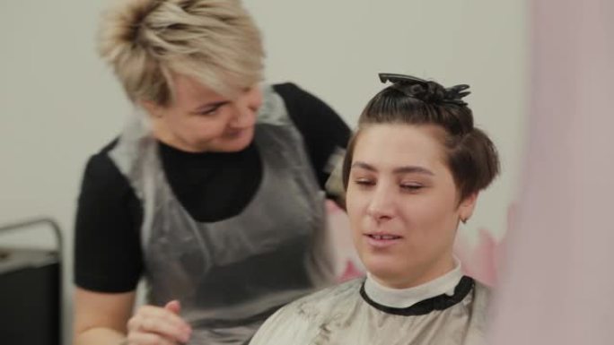 专业美发师女人给客户做湿头发发型
