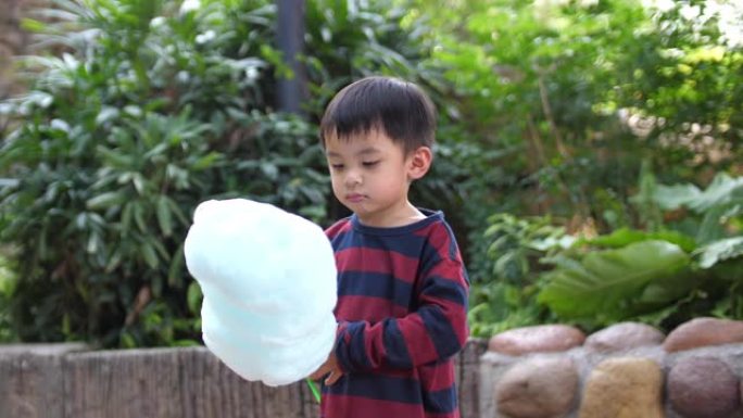 亚洲男婴吃棉花糖