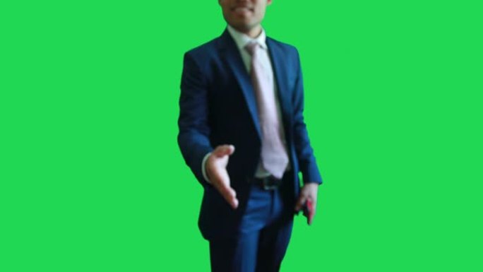 一个男人在绿色场景上展示手势。
