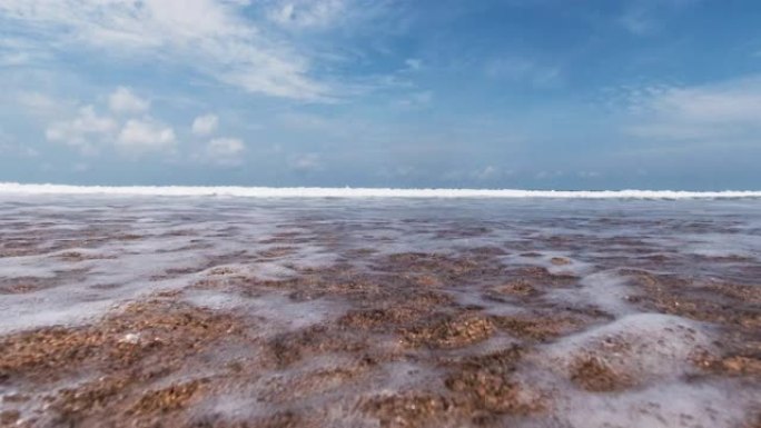 海水波浪在海滩上的摄像机上泛滥成灾