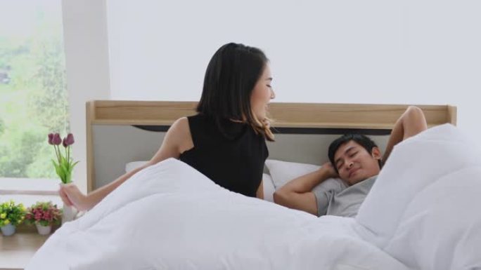 亚洲情侣的爱人早上从床上醒来时已经休息好了