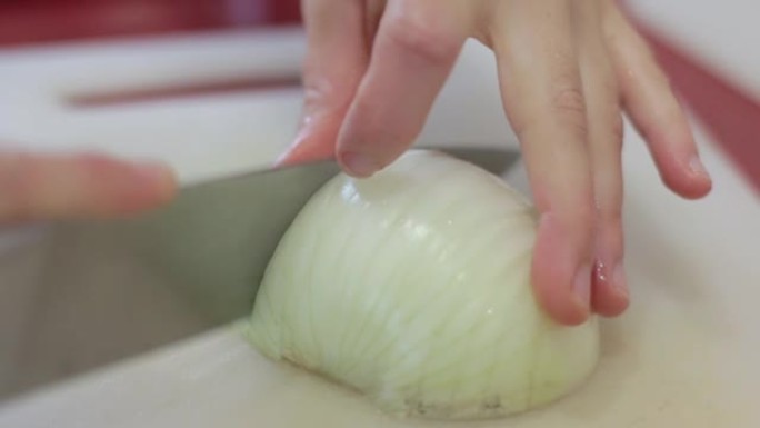 高加索厨师用一把大菜刀将洋葱切成薄片