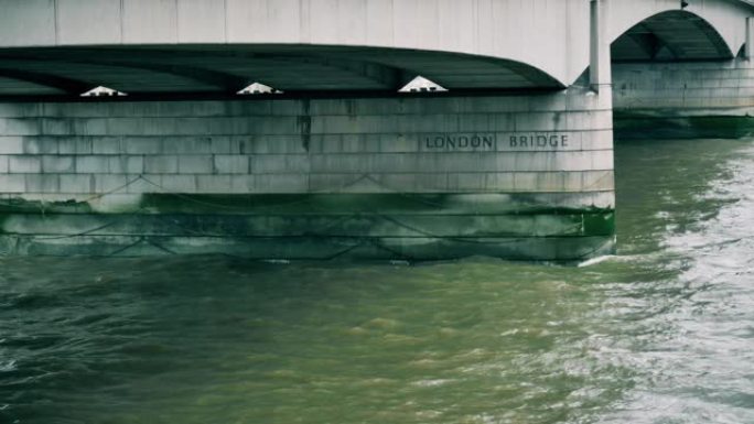 泰晤士河上的伦敦英格兰大桥