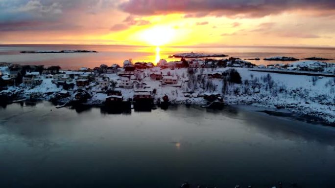 挪威冬季，罗弗滕群岛与斯堪的纳维亚村庄的地平线日出