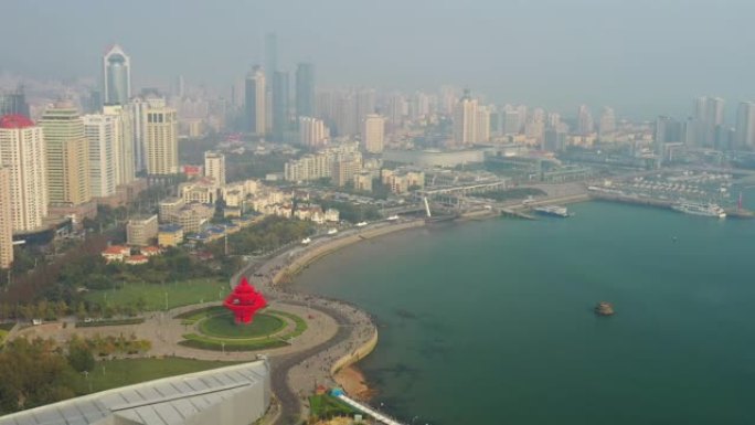 阳光明媚的日落青岛市著名的市中心海湾广场空中全景4k中国