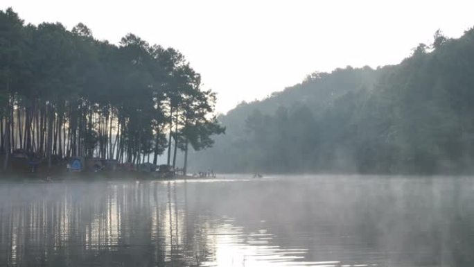 早晨的气氛竹筏游客在泰国亚洲北部的Maehongson省的Pang Ung湖林业种植园上。旅游景点与