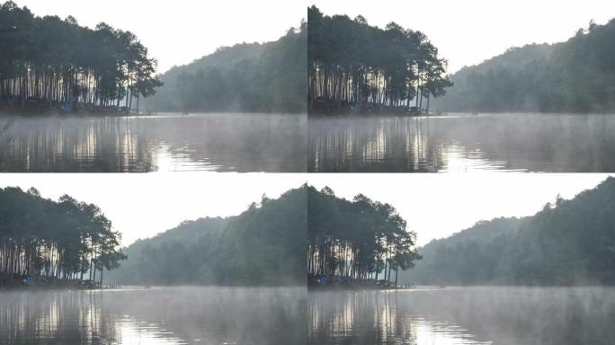 早晨的气氛竹筏游客在泰国亚洲北部的Maehongson省的Pang Ung湖林业种植园上。旅游景点与