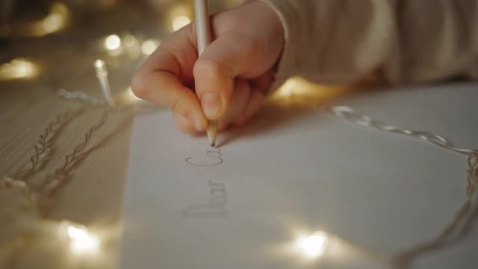 女孩给圣诞老人写了一封信。