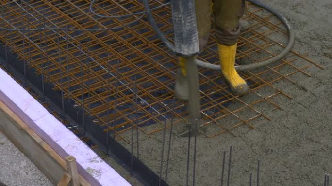 建筑工人在浇筑基础底板施工时