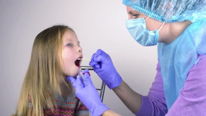 医生从一个小女孩的喉咙里进行了分析。