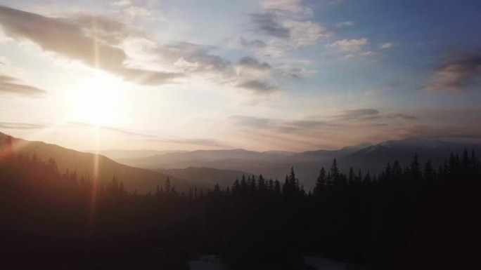 雾蒙蒙的喜马拉雅山在日落灯光下。UHD, 4K