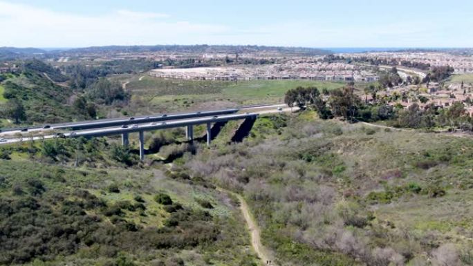 公路大桥鸟瞰图，高架桥支撑在青山之间的山谷中