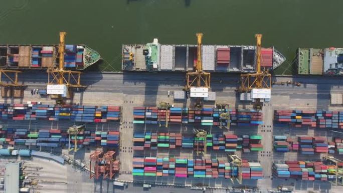 带集装箱船的工业港口的俯视图