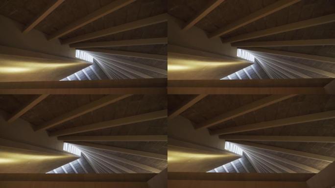 从底部看轻型木制天花板，木梁和阳光穿过窗户。行动。概念: 环保美观整理材料