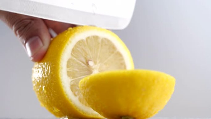 切刀多汁柠檬，在4k分辨率的灰色背景上近距离切片柠檬