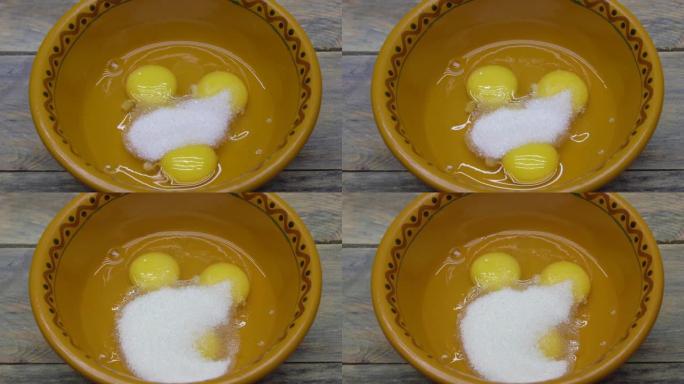 三个生蛋黄放在一个盘子里，一个女人摇一个盘子。