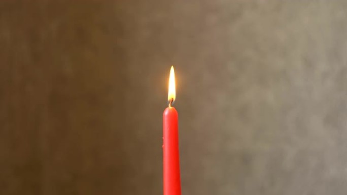 室内燃烧红色蜡烛红色蜡烛