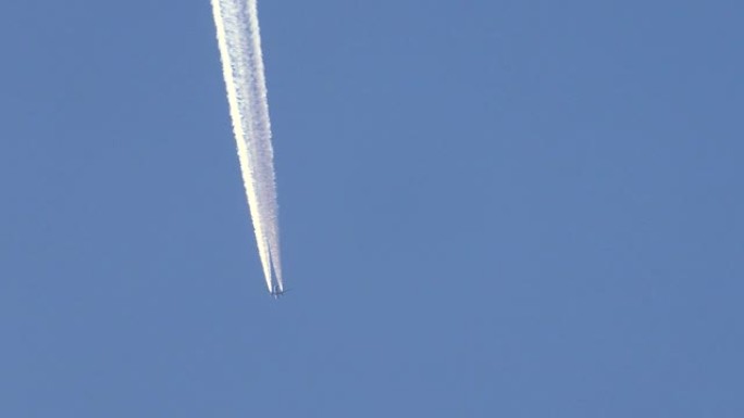 一架俄罗斯军用战斗机在蓝天上飞行。