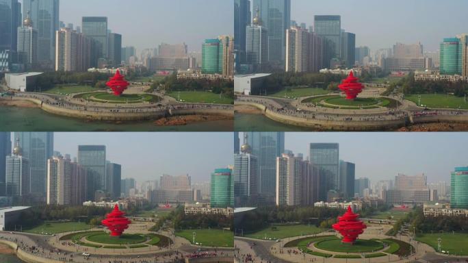 日落时间青岛市市中心著名的红色纪念碑拥挤湾空中全景4k中国