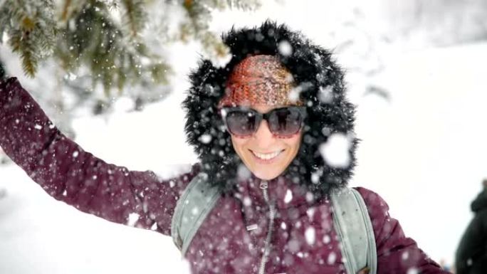 年轻女子喜欢下雪的冬日