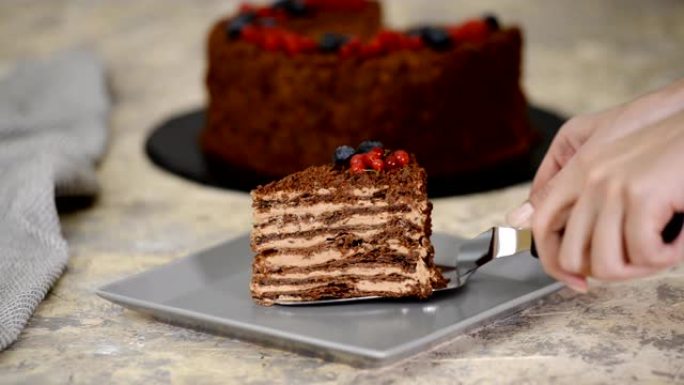 法国巧克力拿破仑蛋糕的酥皮糕点与浆果在盘子特写。