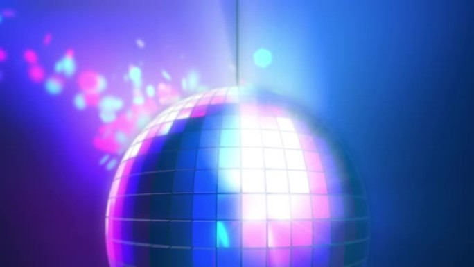 美丽的可循环迪斯科球用信号弹缓慢旋转