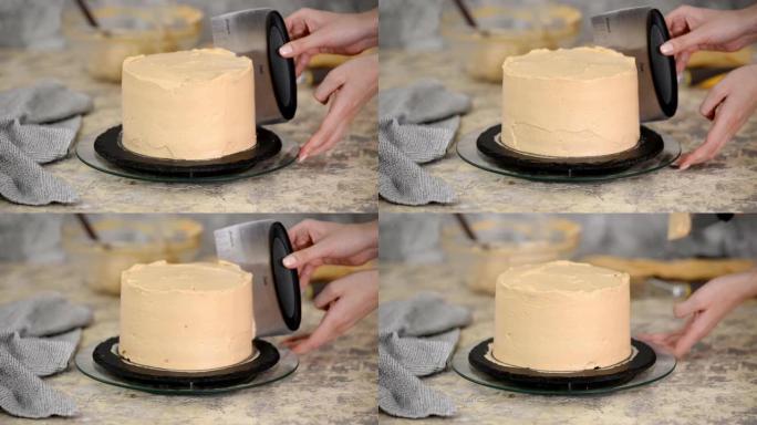 将焦糖奶油与饼干蛋糕上的糕点托盘对齐。烤焦糖饼干蛋糕。烹饪饼干蛋糕。家庭糖果。