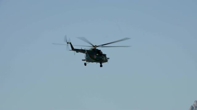 俄罗斯空军的军用直升机在湛蓝晴朗的天空中飞行