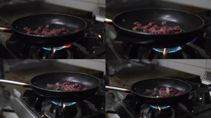 厨房煎锅里的肉厨房煎锅里的肉美食