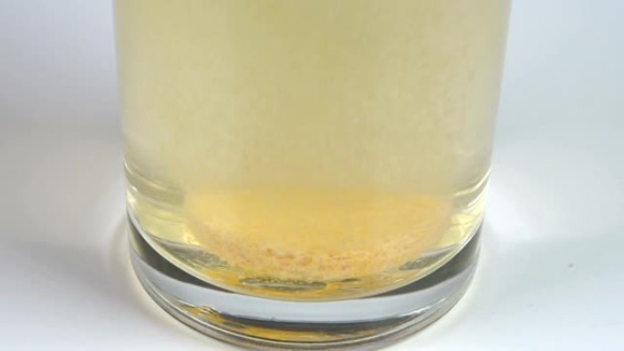 片剂溶解在玻璃杯中