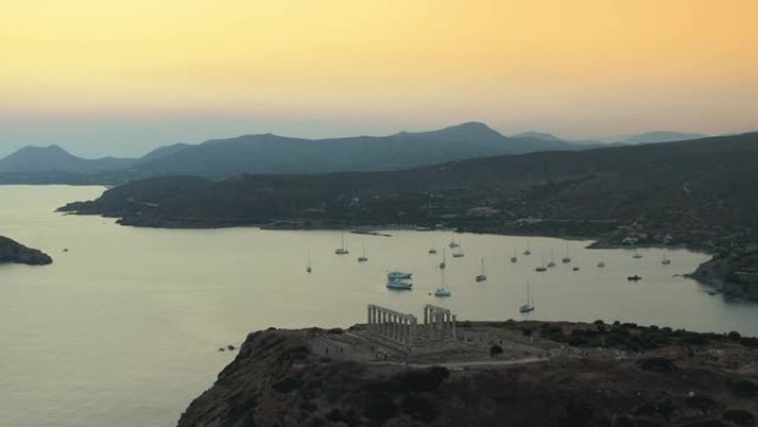 夏天日落时，希腊雅典的苏尼奥角与波塞冬古神庙的空中拍摄