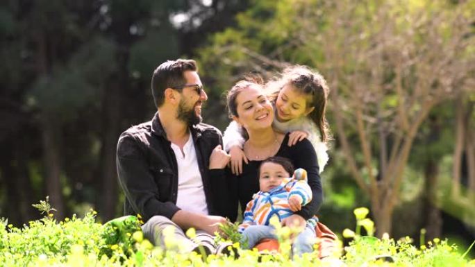 一个幸福的家庭的4k镜头，有男女孩子在公园欢呼