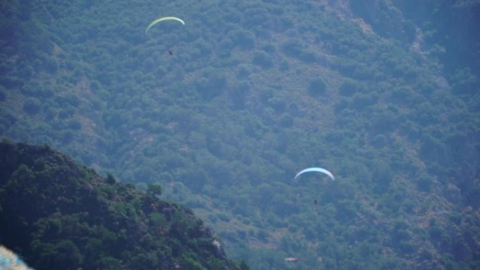 滑翔伞在奥鲁德尼斯海滩上空飞行。土耳其，4K。