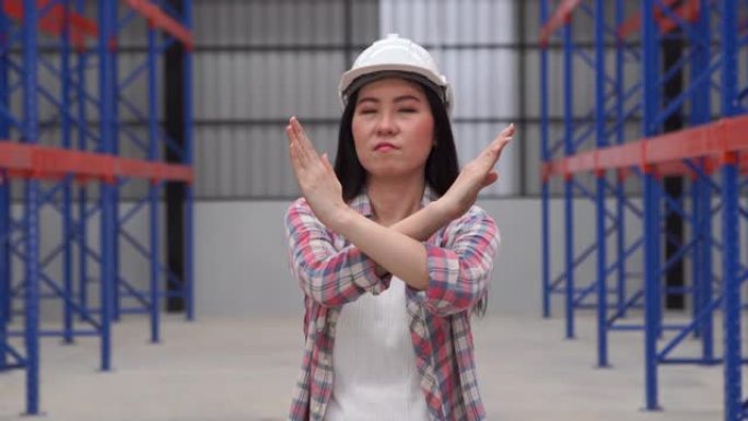 在仓库工作的安全帽员工妇女的表情，状况不佳，不，拒绝，切掉